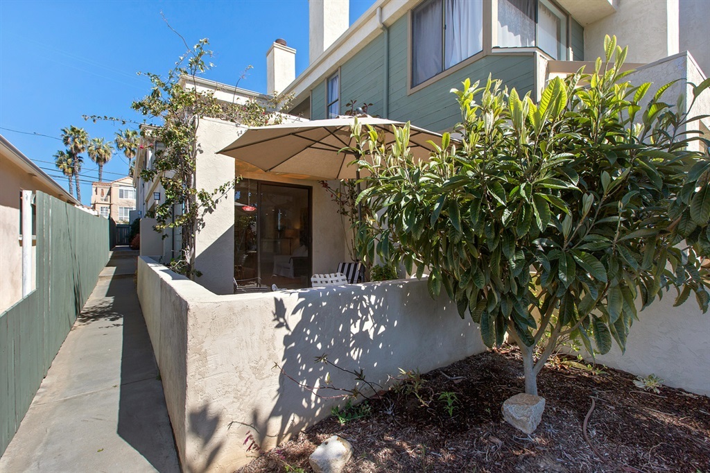 Property Photo:  1076 Opal St 4  CA 92109 