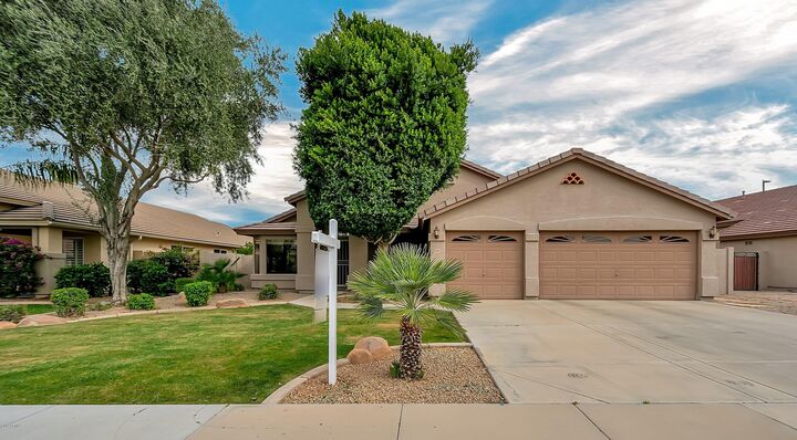 Property Photo: 1450 E Carla Vista Drive AZ 85295
