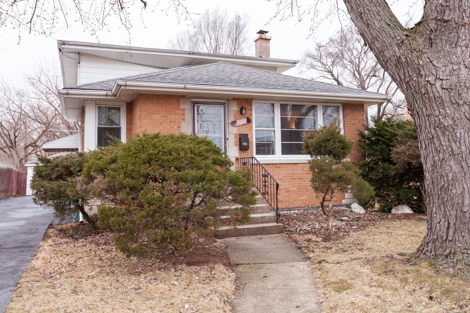 Property Photo:  2424 S 10th Avenue  IL 60155 