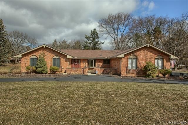 Property Photo:  2300 Kingsford Road  MI 48309 