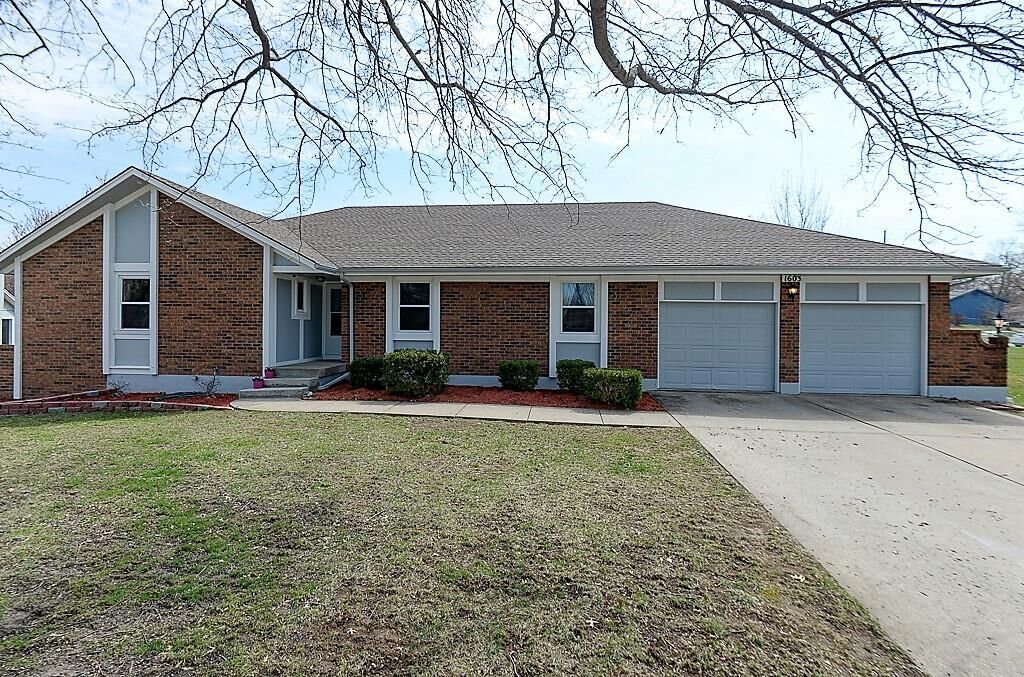 Property Photo: 1603 Continental Court MO 64086