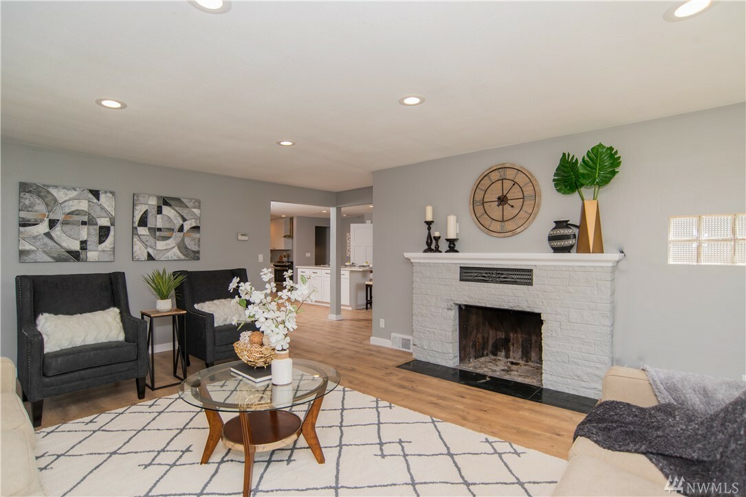 Property Photo: 721 Colby Ave WA 98201