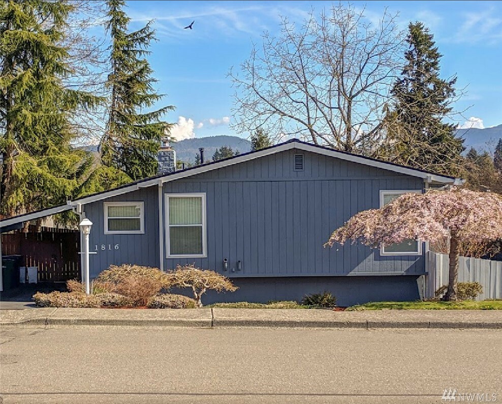 Property Photo:  1816 Beacon Wy SE  WA 98058 