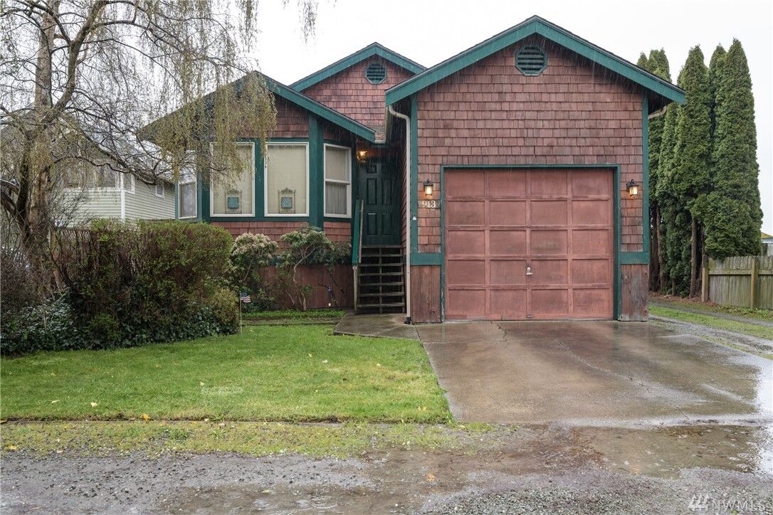 Property Photo:  913 Maple Ave  WA 98257 