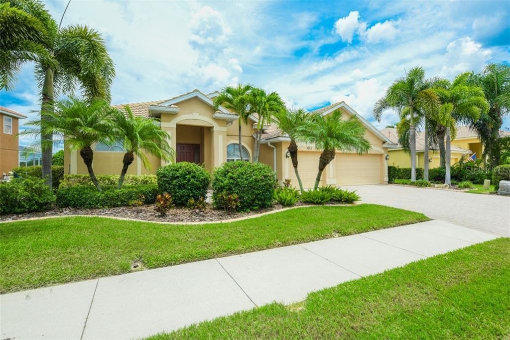 Property Photo: 7012 74th Street Circle E FL 34203