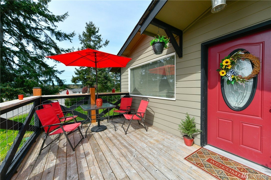 Property Photo:  982 Shawn Ave  WA 98277 