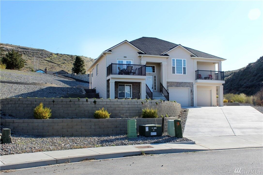 Property Photo: 723 19th NE WA 98802