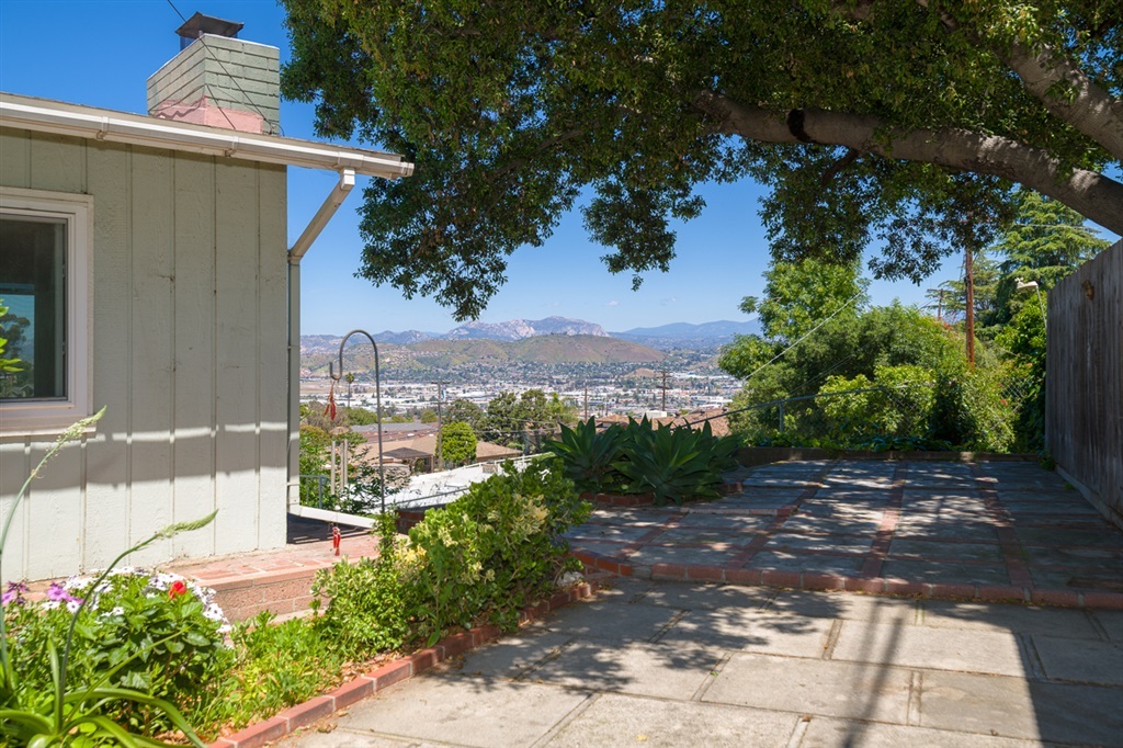 Property Photo:  265 Croydon Ln  CA 92020 