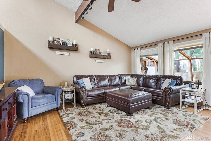 Property Photo:  937 SW 13th Ave  WA 98277 