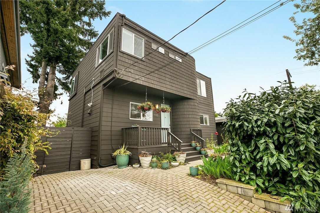 Property Photo:  935 31st Ave S  WA 98144 