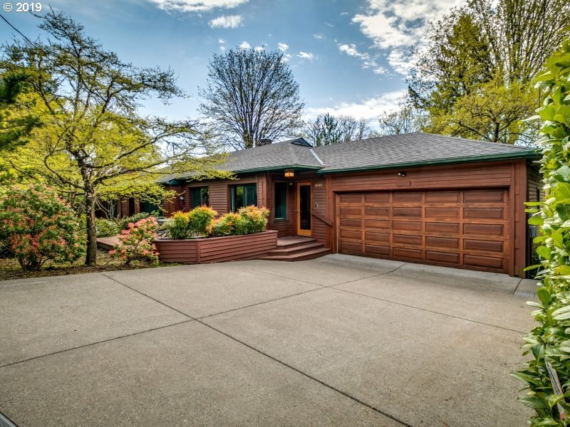 Property Photo: 1011 SW Westwood Dr OR 97239