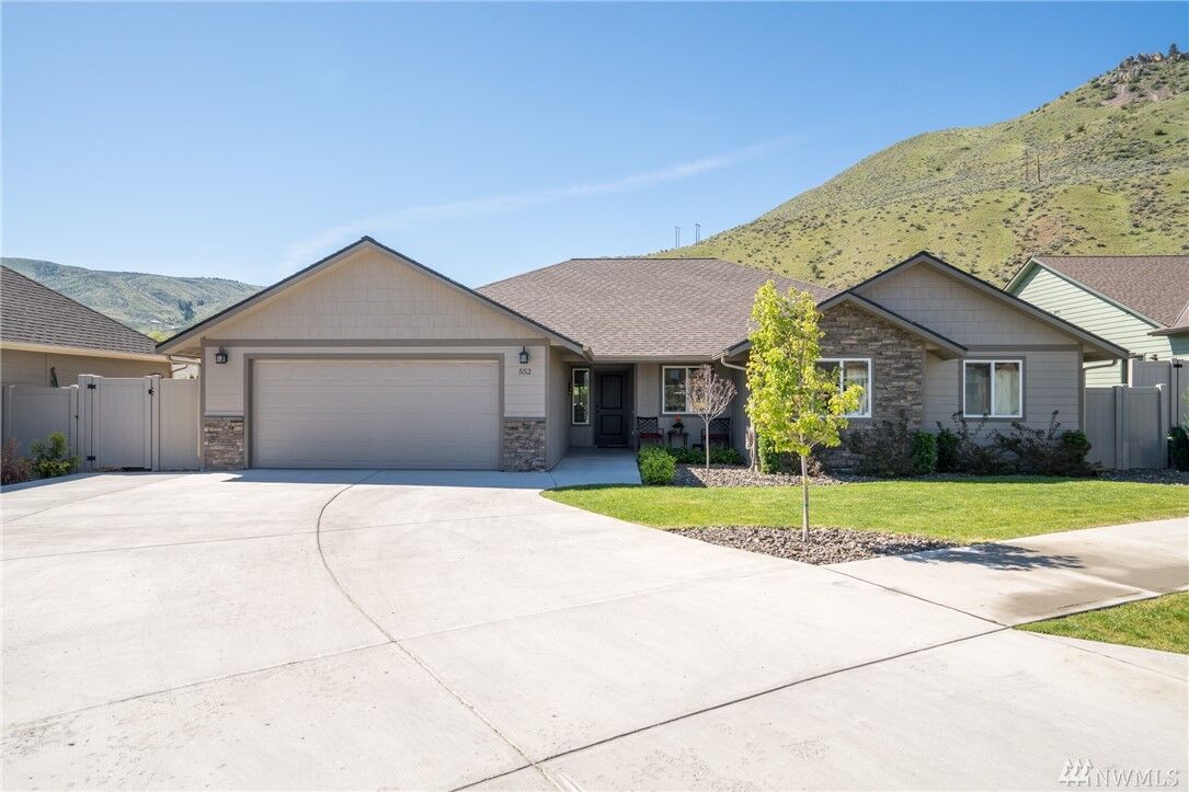Property Photo:  552 Circle St  WA 98801 