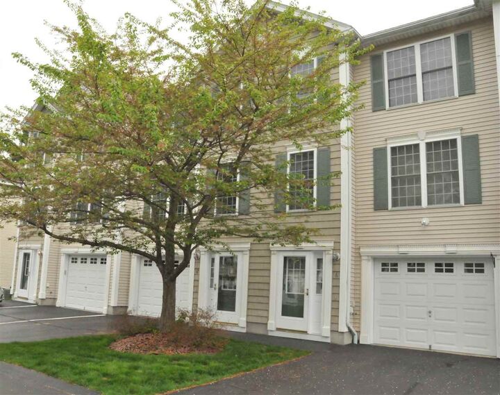 Property Photo:  6 Eastwood Way 6  NH 03109 