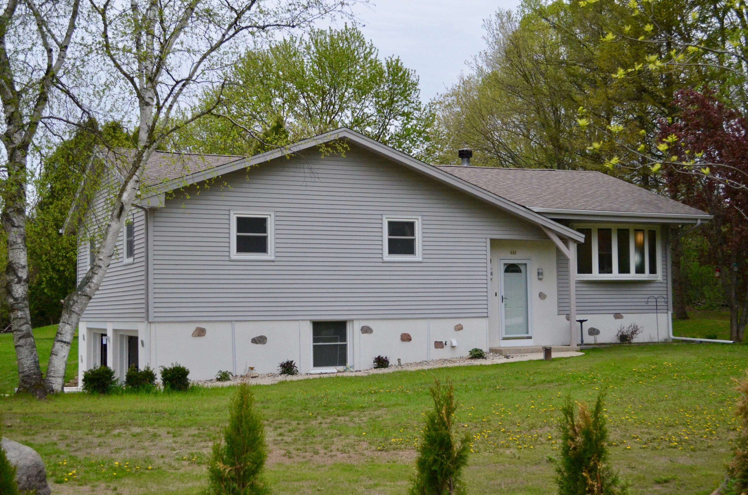 Property Photo:  642 Highland Dr  WI 53017 