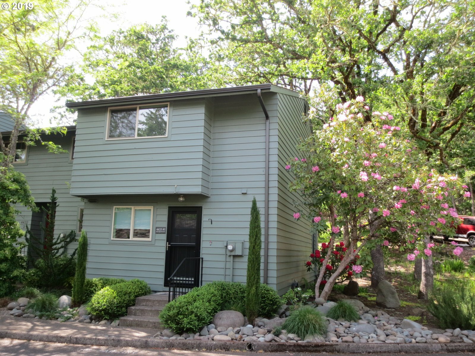 Property Photo: 4433 Fox Hollow Rd 1 OR 97405