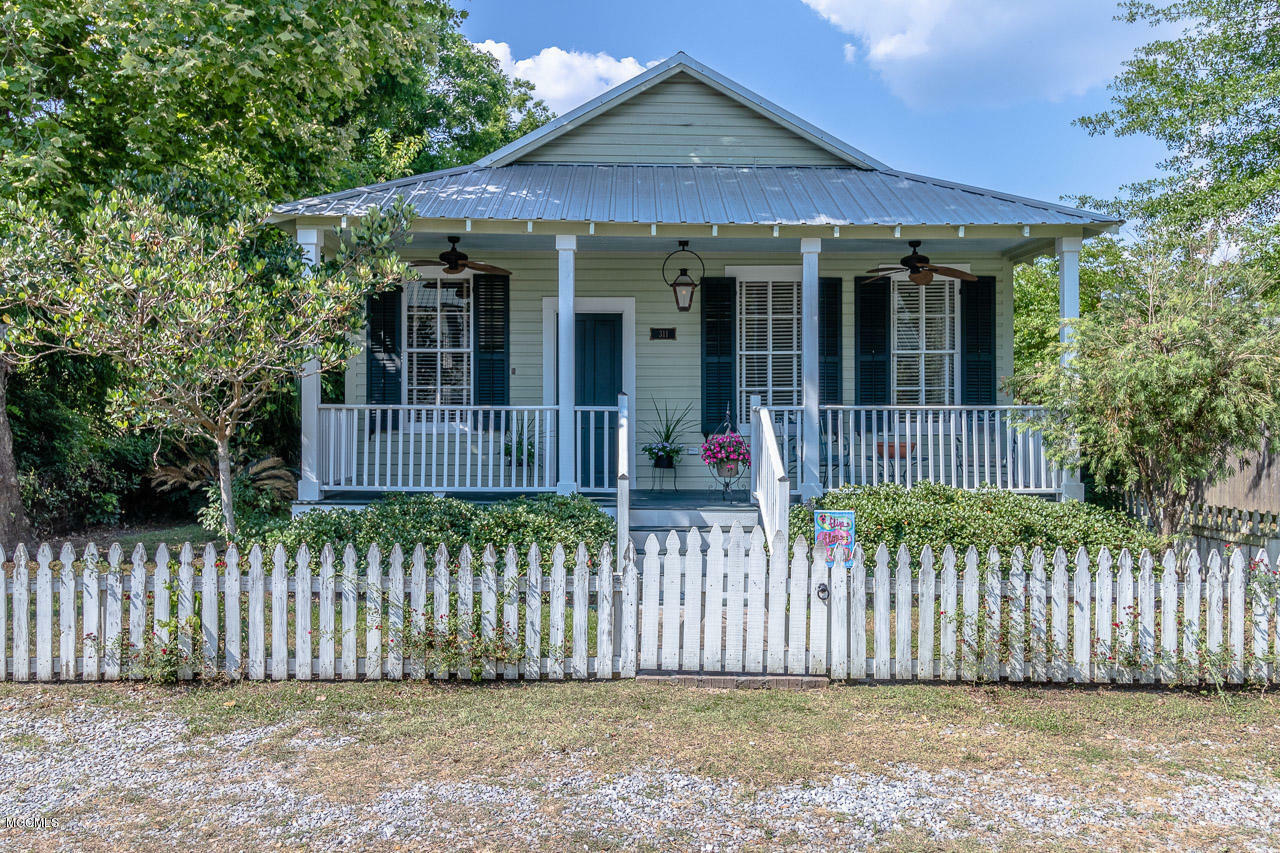 Property Photo:  311 Saint George Street  MS 39520 