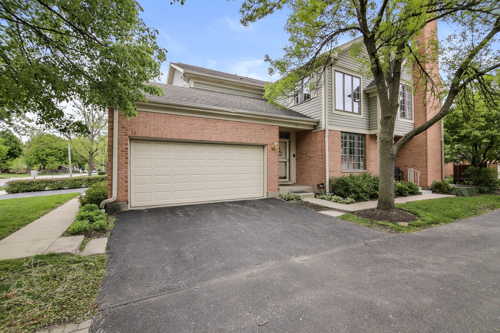 Property Photo:  301 East Evergreen Avenue  IL 60056 