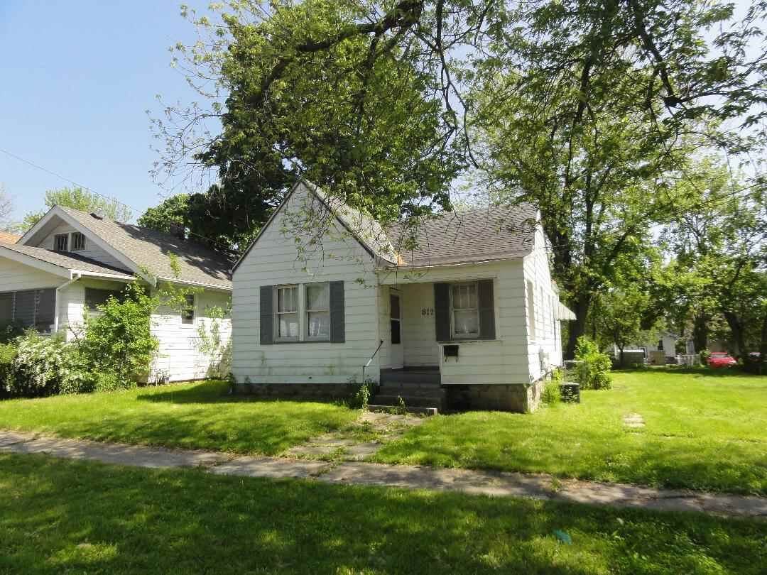 Property Photo:  812 W Macqueen  IL 61604 