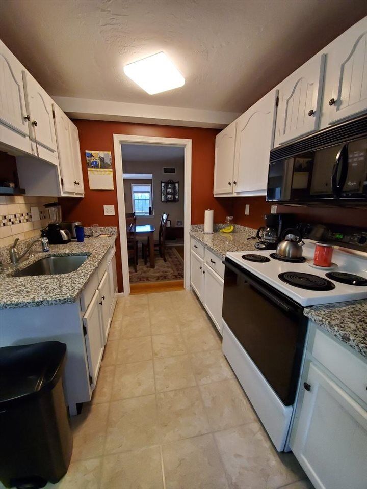 Property Photo:  14 Governor Square 14  NH 03458 