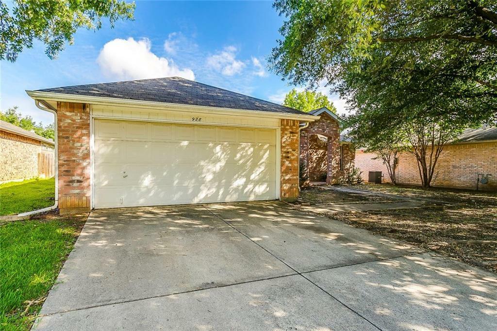 Property Photo: 928 Silver Streak Drive TX 76131