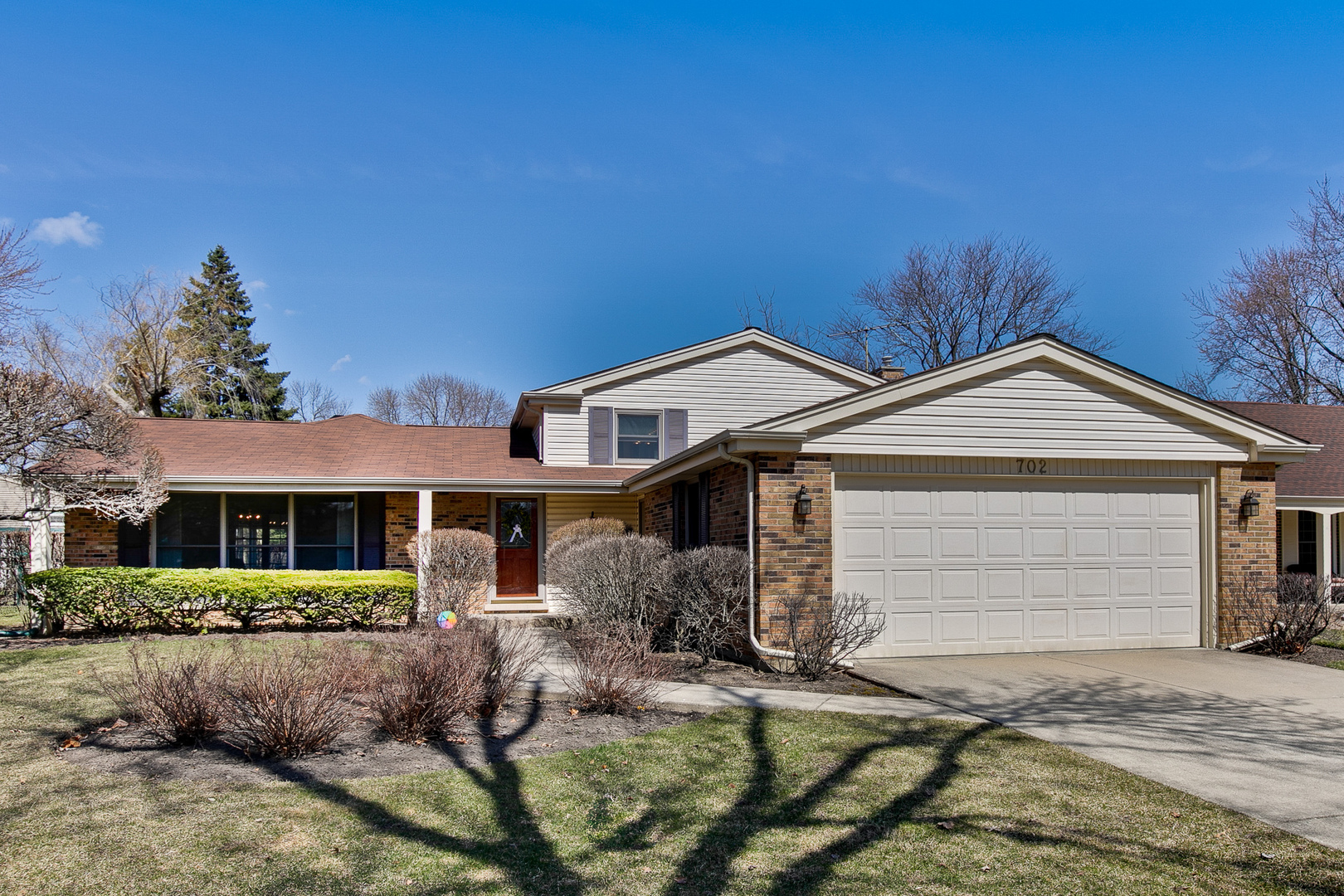 Property Photo: 702 East Burr Oak Drive IL 60004
