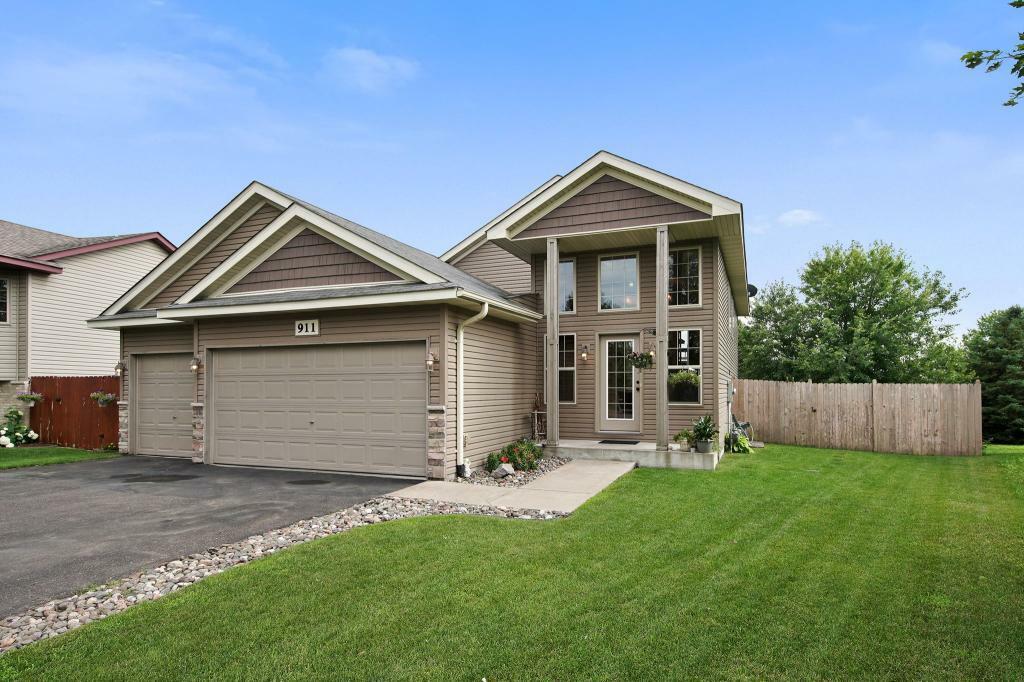 Property Photo:  911 Wendover Street NE  MN 55040 