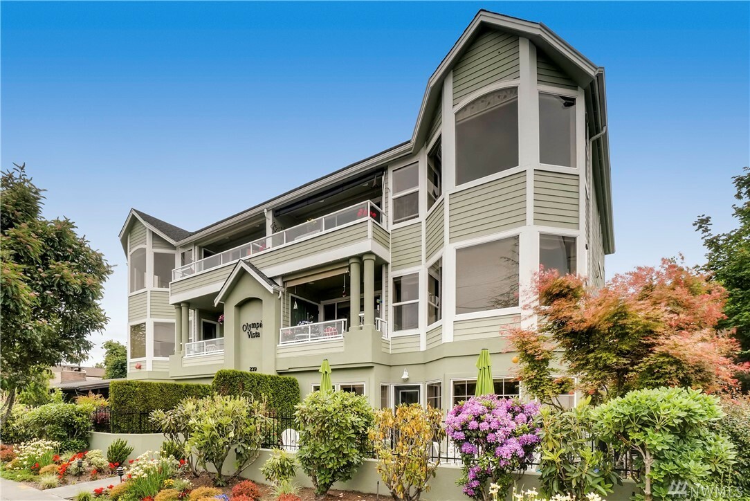 Property Photo: 239 4th Ave S 102 WA 98020