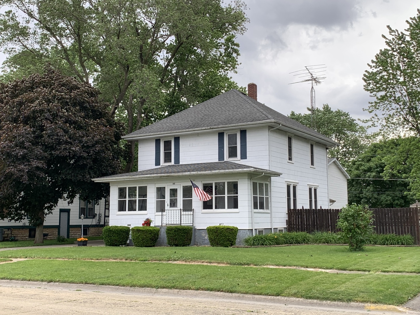 Property Photo:  242 South Oak Street  IL 60941 