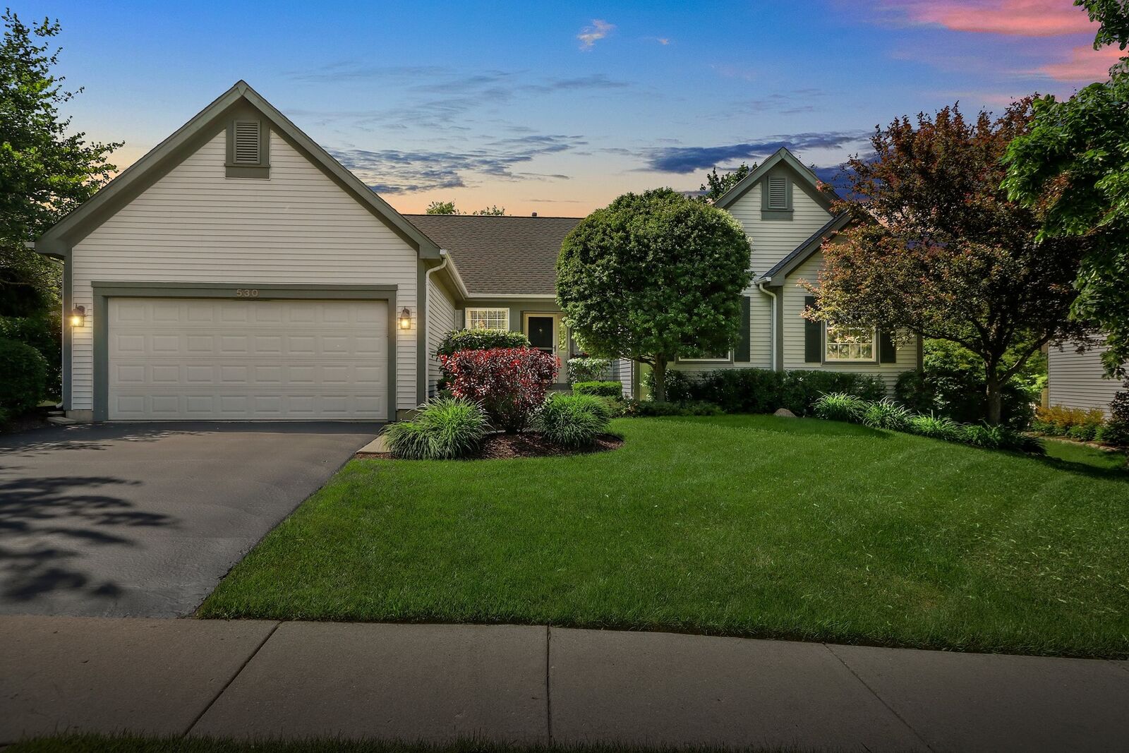 Property Photo: 530 Huntington Circle IL 60046