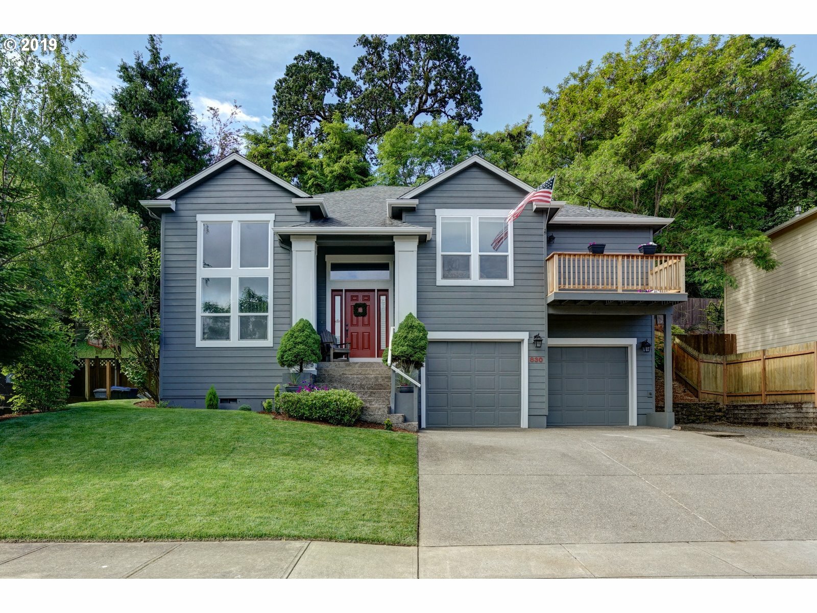 Property Photo: 830 Valleywood Dr OR 97306