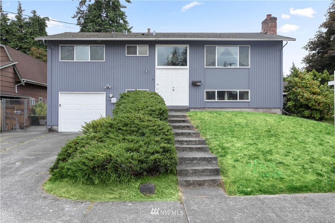 Property Photo:  4117 NE 10th Place  WA 98059 