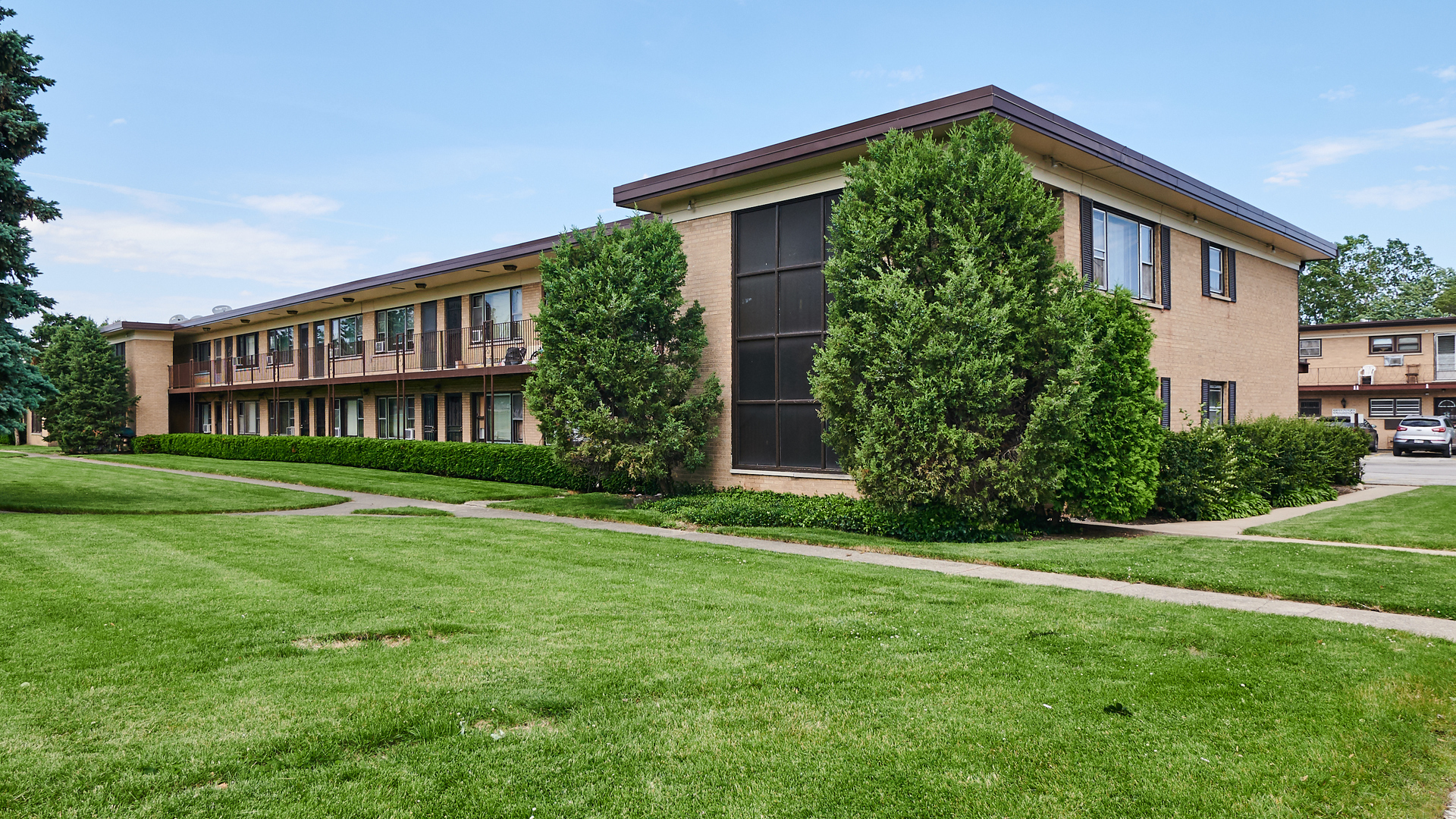 Property Photo: 39 King Arthur Court 18 IL 60164