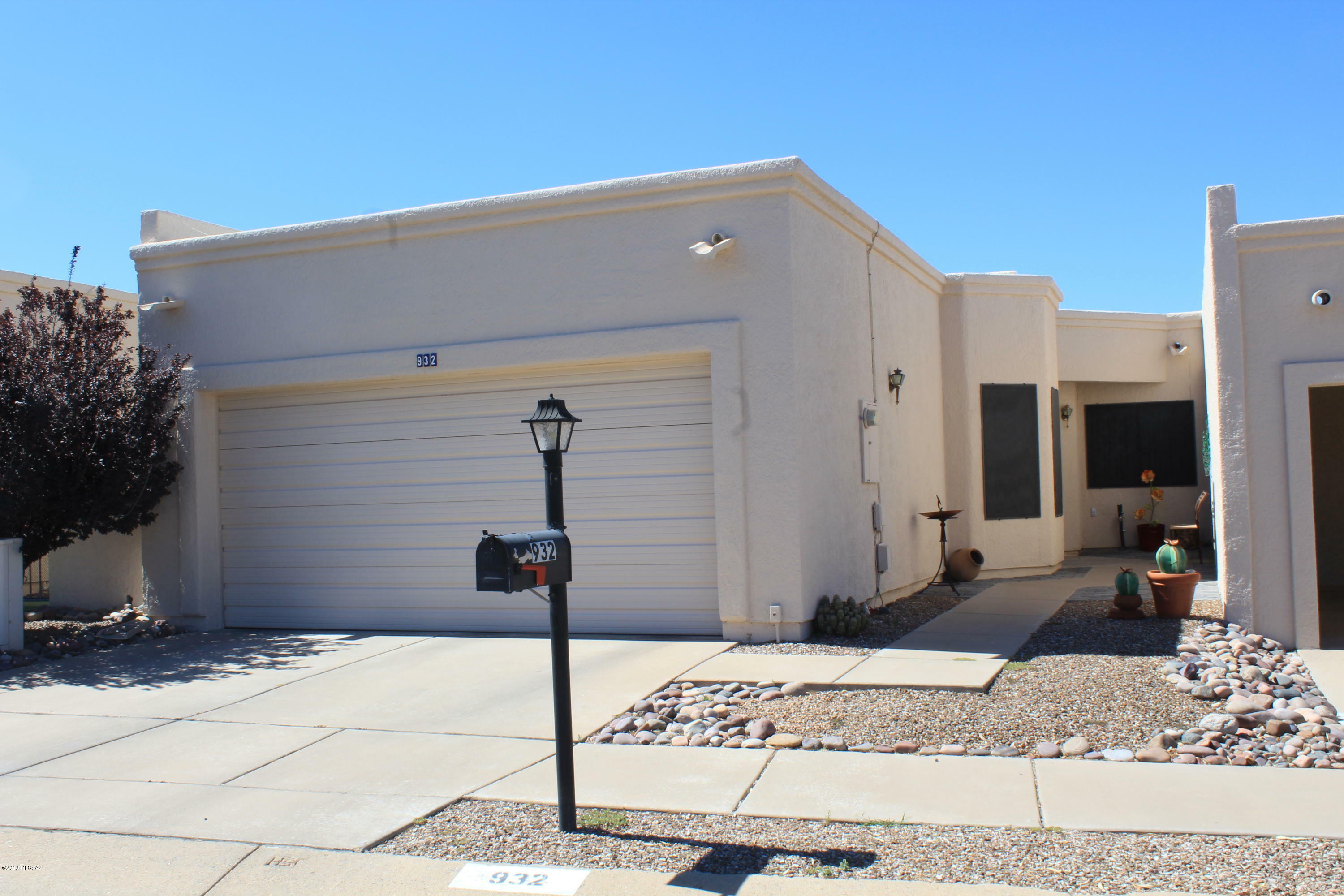 Property Photo:  932 W Calle De Emilia  AZ 85614 