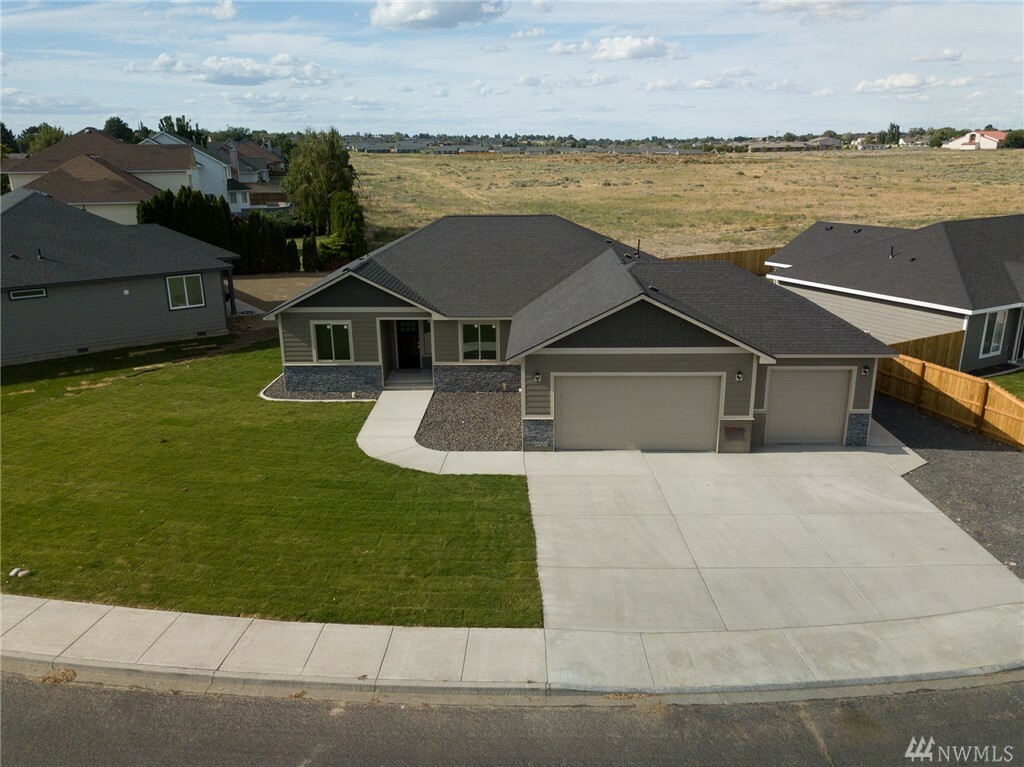 Property Photo:  221 N Crestview Dr  WA 98837 