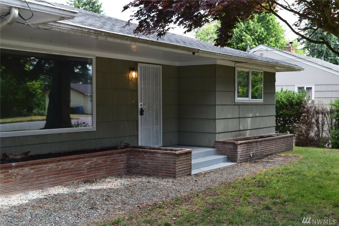 Property Photo:  8827 S Park Ave  WA 98444 