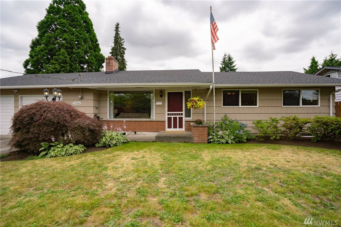 Property Photo:  1706 5th St NE  WA 98002 