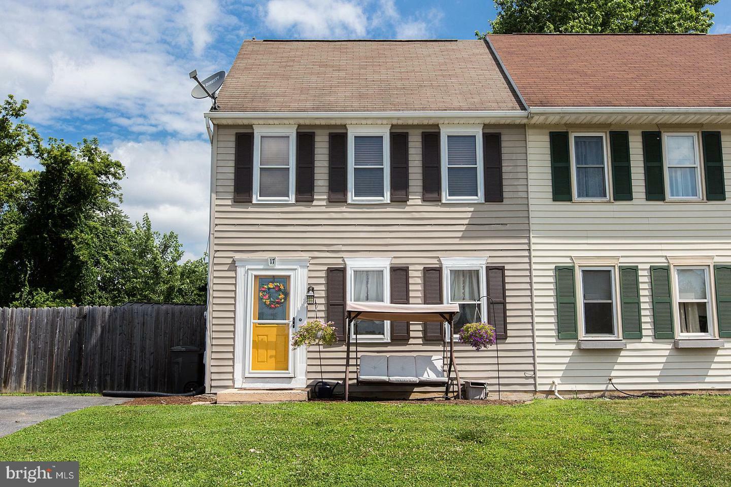 Property Photo:  17 Pickford Drive  PA 17603 