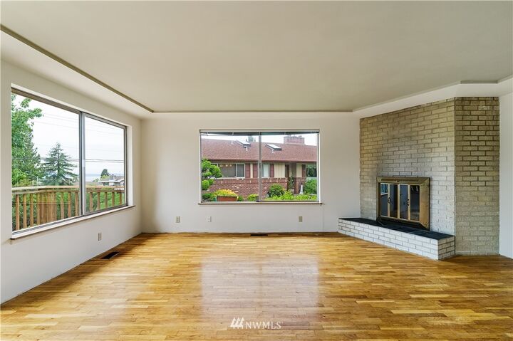 Property Photo:  818 Poplar Way  WA 98020 