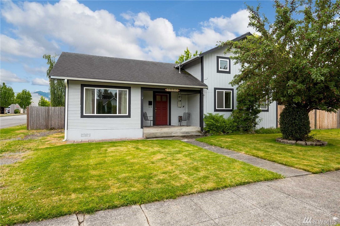 Property Photo:  1204 Davis Avenue  WA 98022 