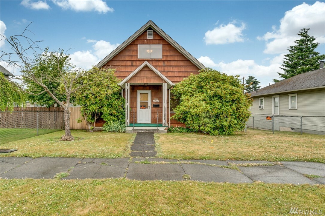 Property Photo: 2417 Pine St WA 98201