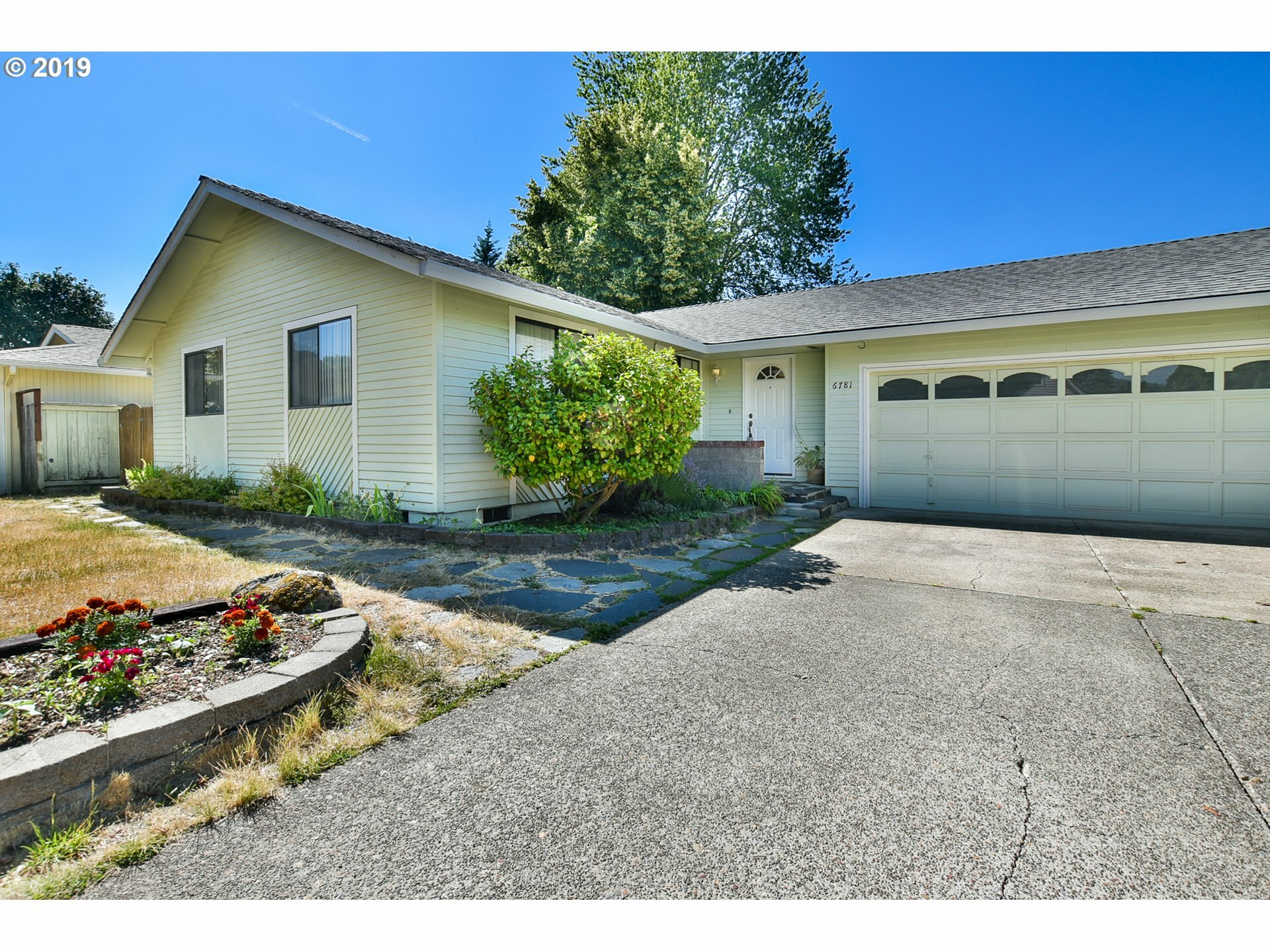 Property Photo: 6781 F St OR 97478
