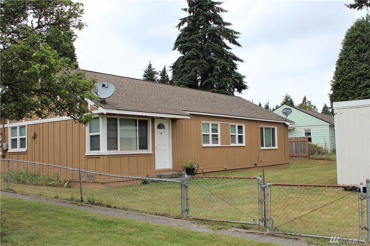 Property Photo:  1009 52nd St SE  WA 98203 