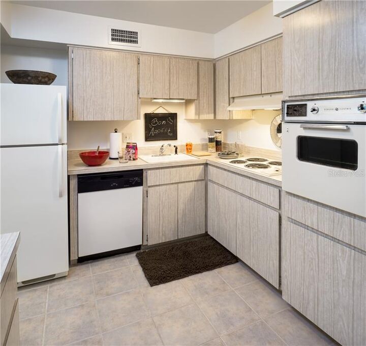 Property Photo:  20 S Lucerne Circle W 708  FL 32801 
