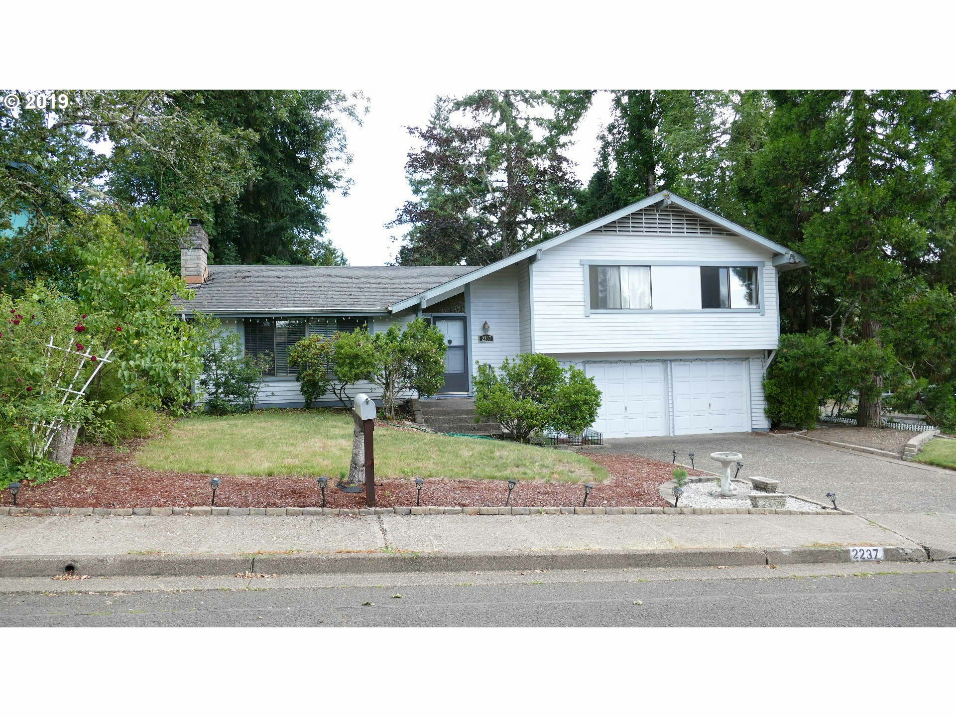 Property Photo: 2237 Brittany St OR 97405