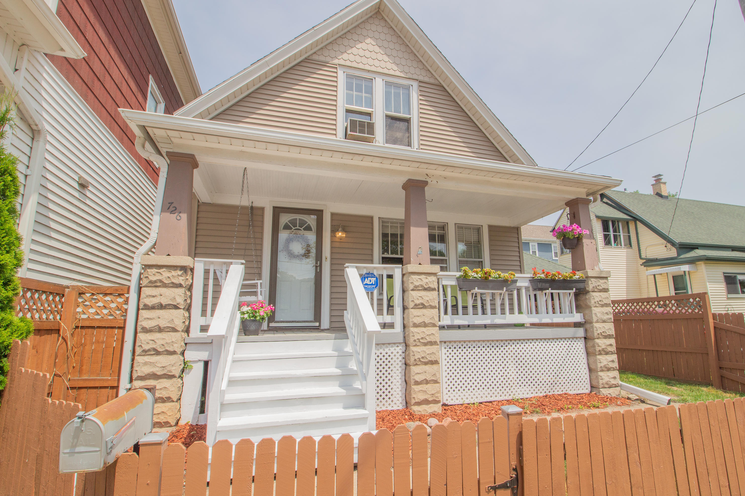 Property Photo: 726 E Conway St WI 53207