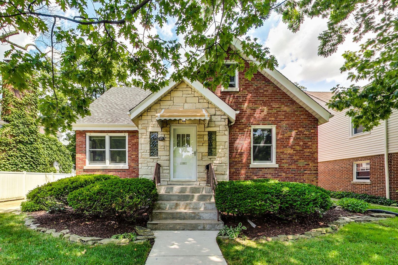 Property Photo: 615 South Kensington Avenue IL 60525