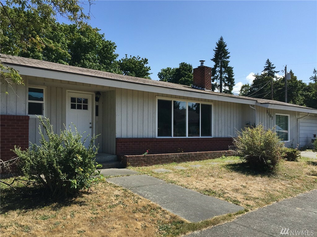 Property Photo:  1107 S Pine St  WA 98362 