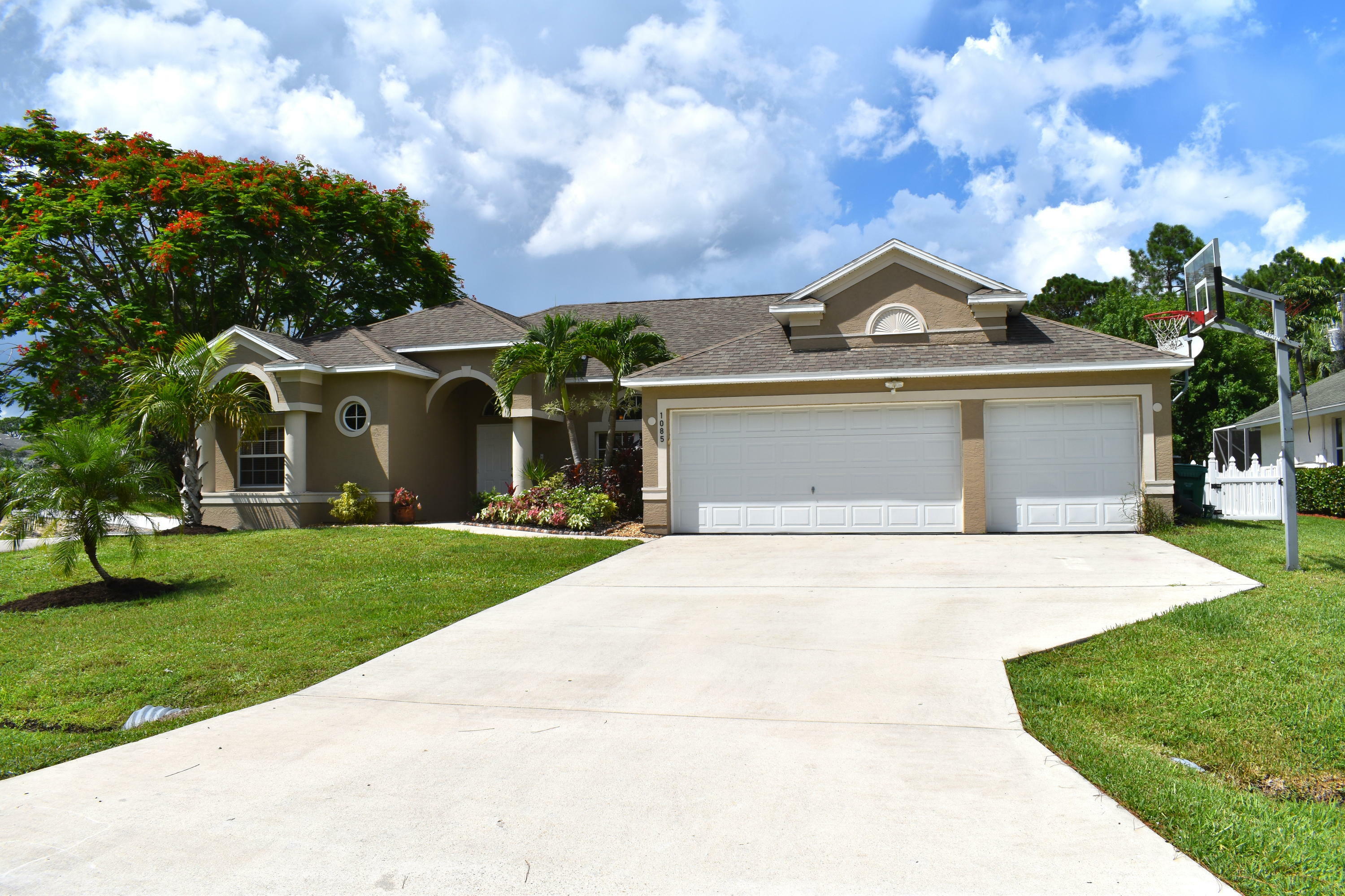 Property Photo:  1085 SW Consolata Avenue  FL 34953 