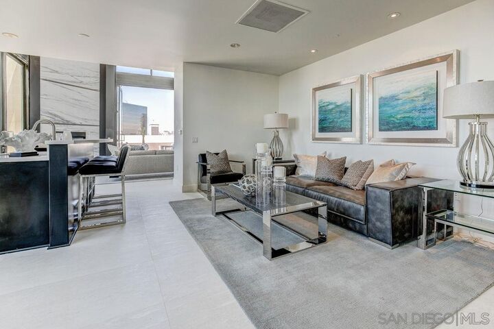 Property Photo:  645 Front St 2201  CA 92101 