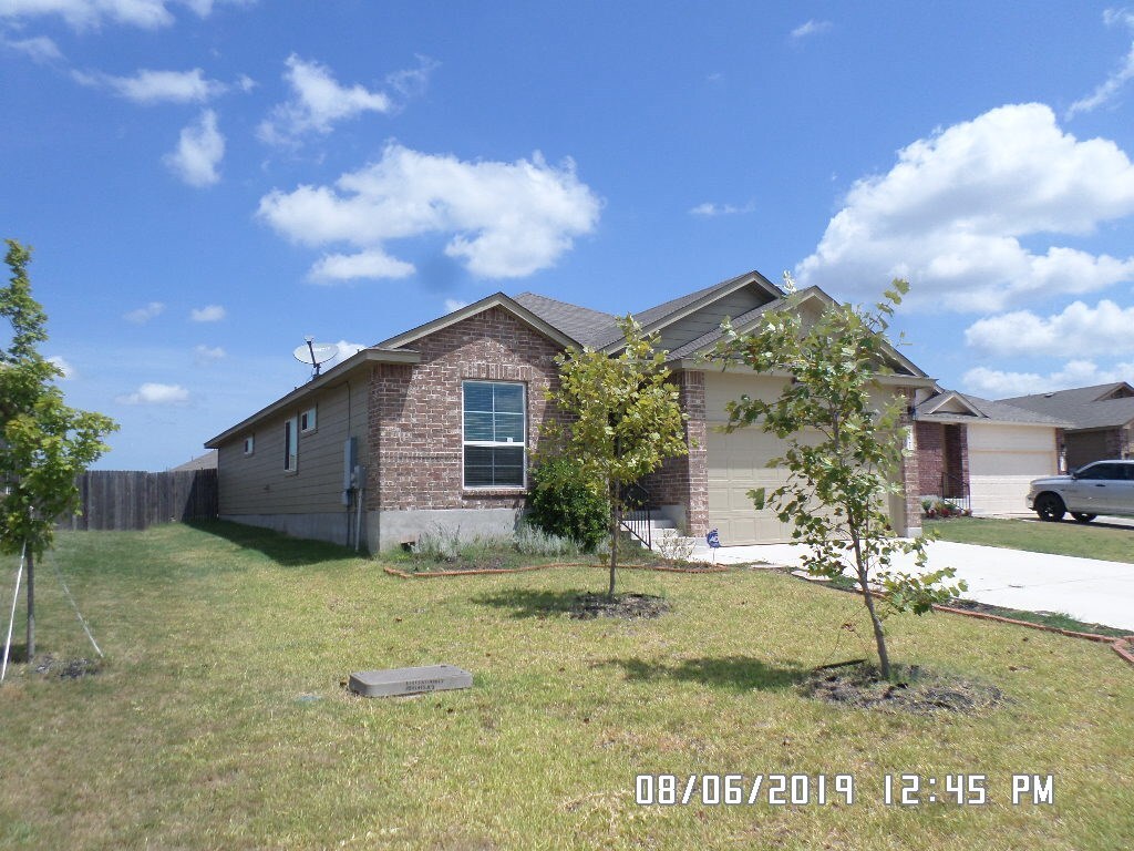 Property Photo: 1521 Wedgewood Cove TX 78644